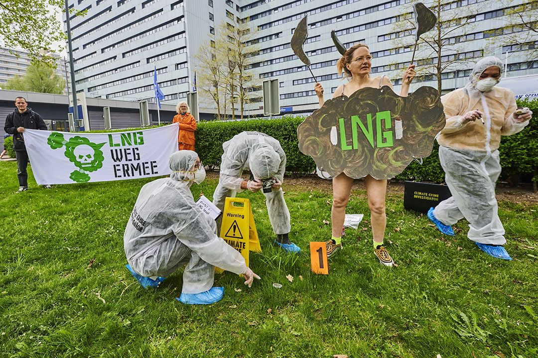 Ocean Rebellion demonstreerde gisteren tegen LNG, want ook gewoon een fossiele brandstof. - foto: ANP