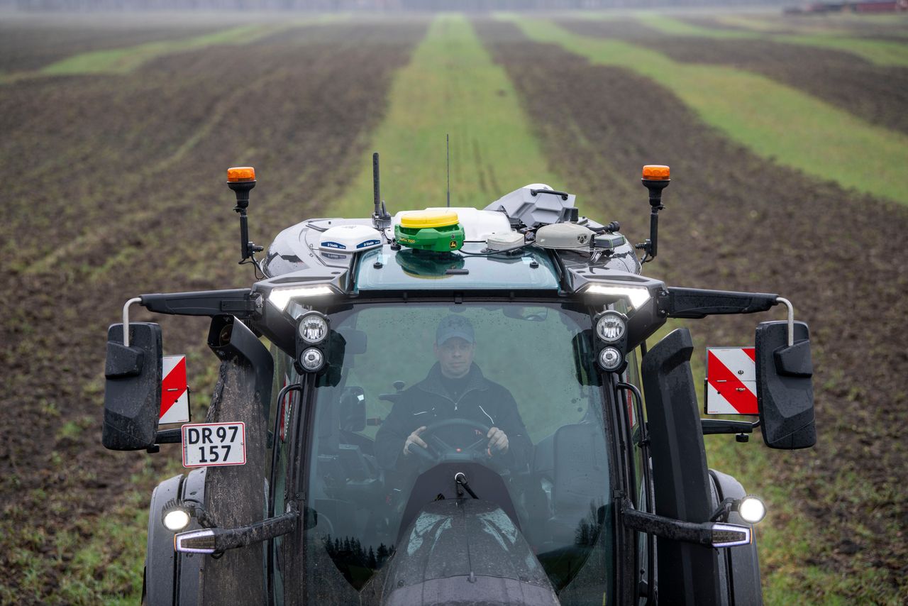 Op het dak van de trekker liggen de zeven gps-stuursystemen van de merken Claas (Trimble), Deutz-Fahr, John Deere, Massey Ferguson, McCormick, New Holland en Valtra. - Foto: Mark Pasveer