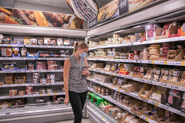 Klant bij vleeswarenvak in Tesco-winkel. Om de zichtbaarheid te vergroten gaat de supermarkt de vleesvervangers naast echt vlees leggen. - Foto: ANP/REX by Shutterstock