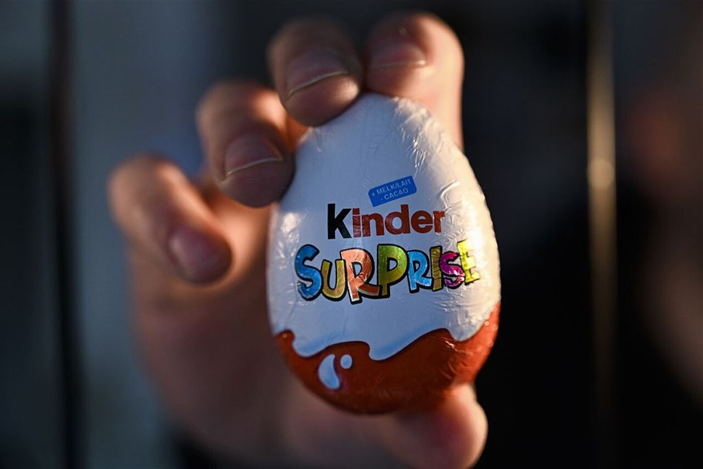 Onder andere Kinder Surprise-eieren worden teruggeroepen.  - Foto: ANP/Belga