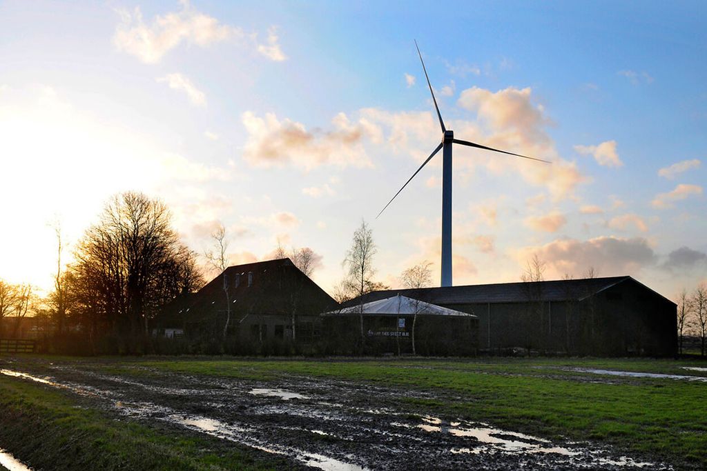 Agrarisch ondernemer met eigen windmolen. - Foto: Wick Natzijl