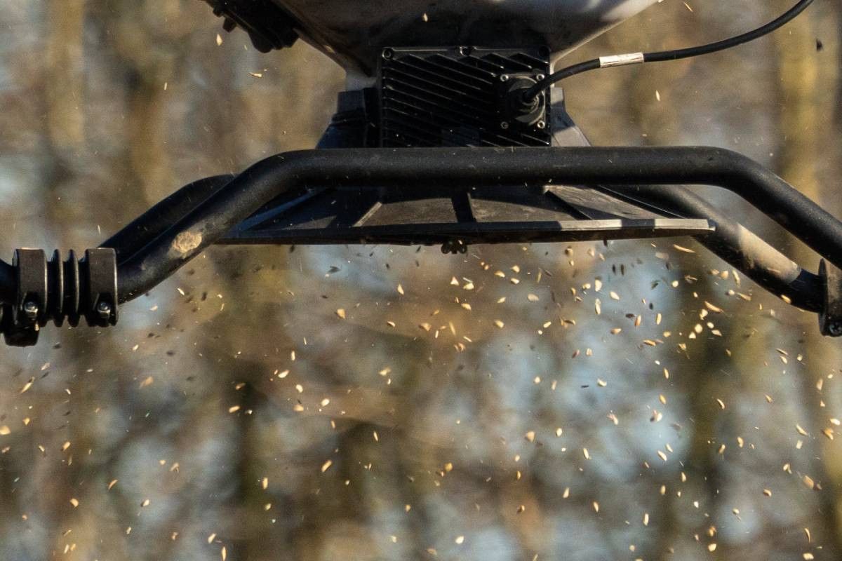 Zaaien van een groenbemester met een drone. Telers die meer de kant van natuurinclusief opgaan, maken ook gebruik van precisieteelttechnieken. Foto: Koos Groenewold