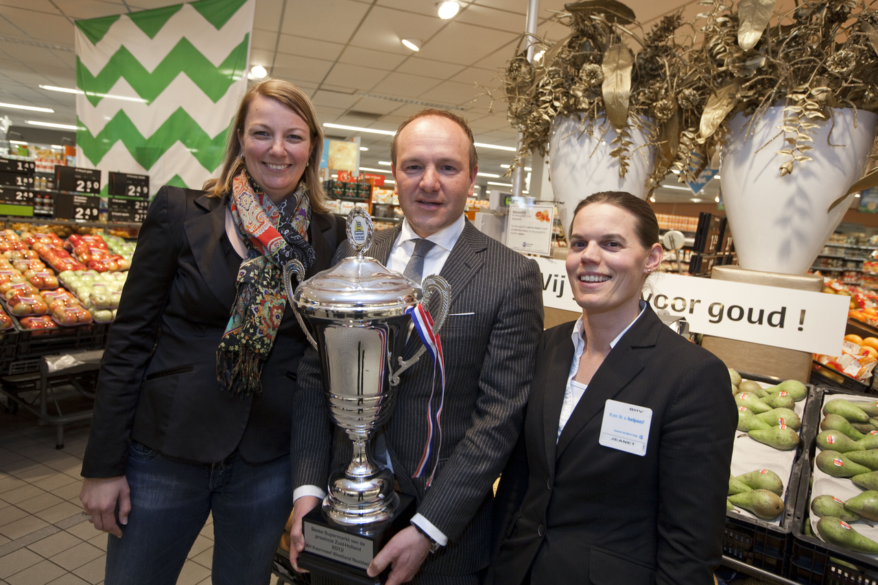 Edward Koornneef, met manager operations Marieke Vijverberg (l) en supermarktmanager Jeanet van Antwerpen, toen zijn AH in Naaldwijk Beste Supermarkt van Zuid-Holland werd. - foto Koos Groenewold