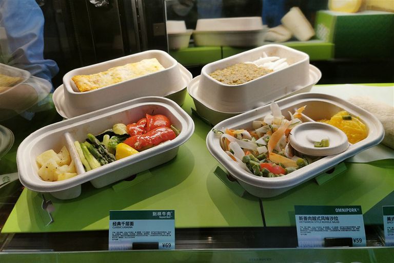 Ontbijt in een Starbucks-vestiging in China met producten van Beyond Meat. - Foto: ANP