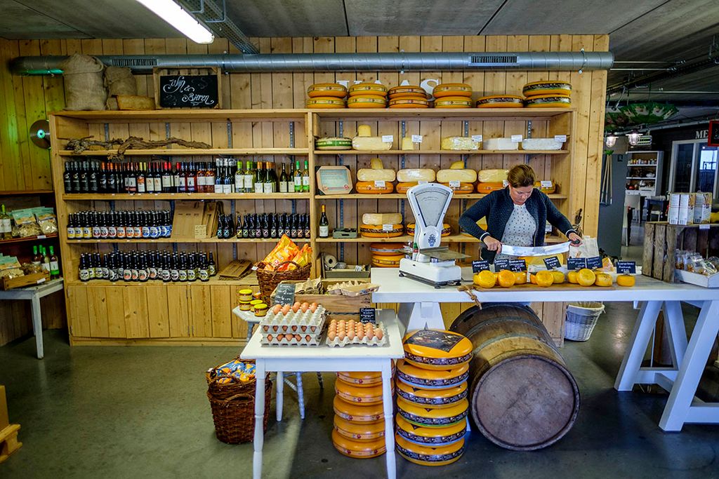 Een boerderijwinkel. Tijdens de coronacrisis kiezen steeds meer consumenten ervoor om producten rechtstreeks van de boer te halen. - Foto: Roel Dijkstra