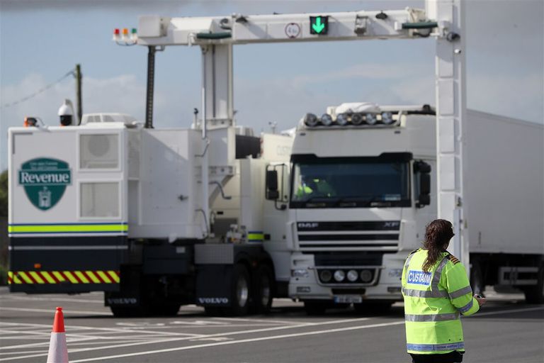 Een vrachtwagen wordt gecontroleerd in de haven Rosslare Europort. - Foto: ANP