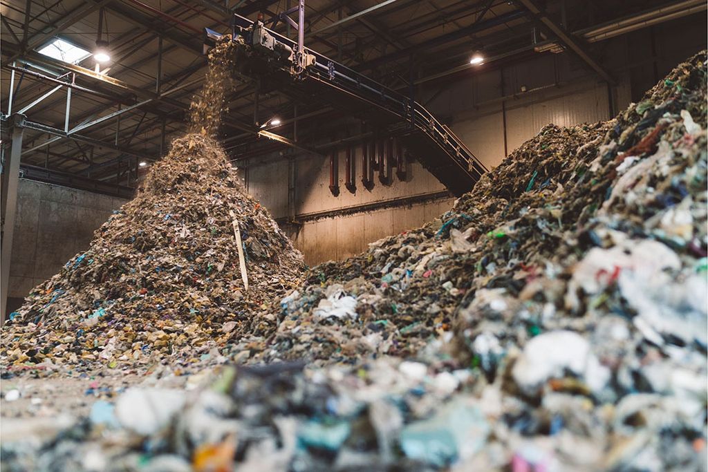 Vermalen plastic in een recyclingbedrijf. - Foto: Canva