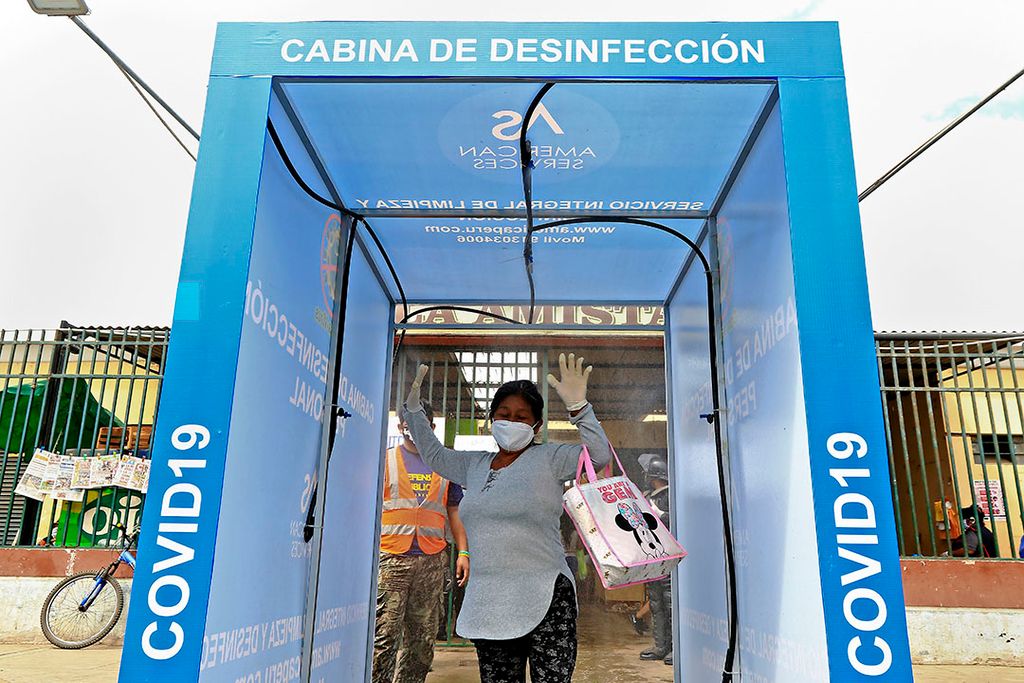 Desinfectiesluizen tegen virusgevaar, zoals deze in Peru, kennen glastuinders maar al te goed. - Foto: ANP