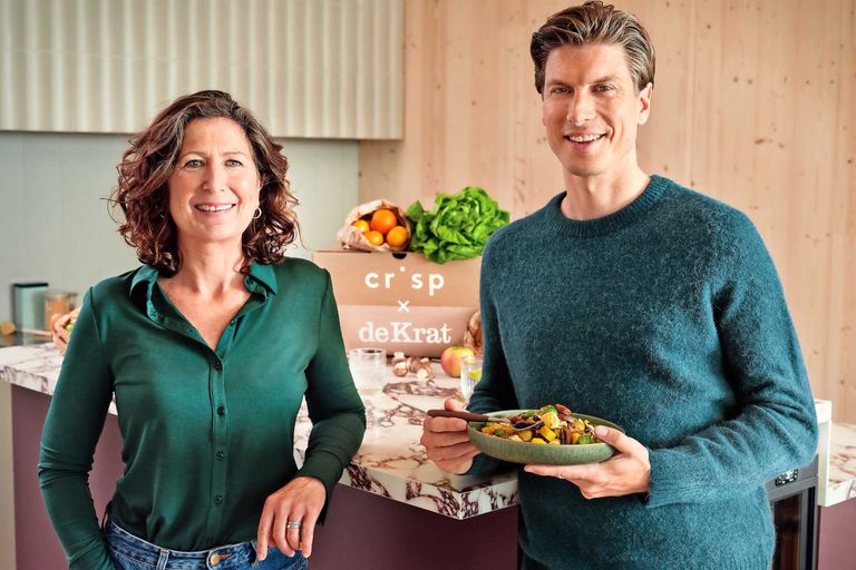 Tessa Venker (directeur De Krat) en Eric Klaassen (mede-oprichter Crisp). De online supermarkt neemt de maaltijdboxleverancier over. - Foto: Crisp