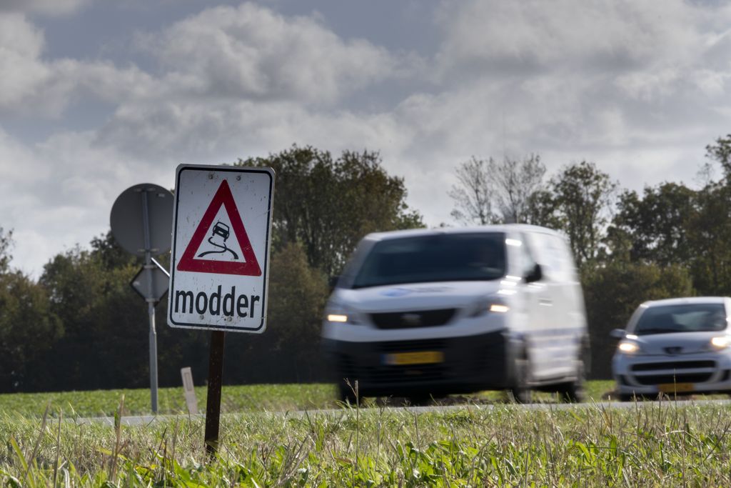 Het is verplicht om officiële modderborden te plaatsen, maar je mag de weg niet afsluiten of snelheidsborden gebruiken. Foto: Mark Pasveer