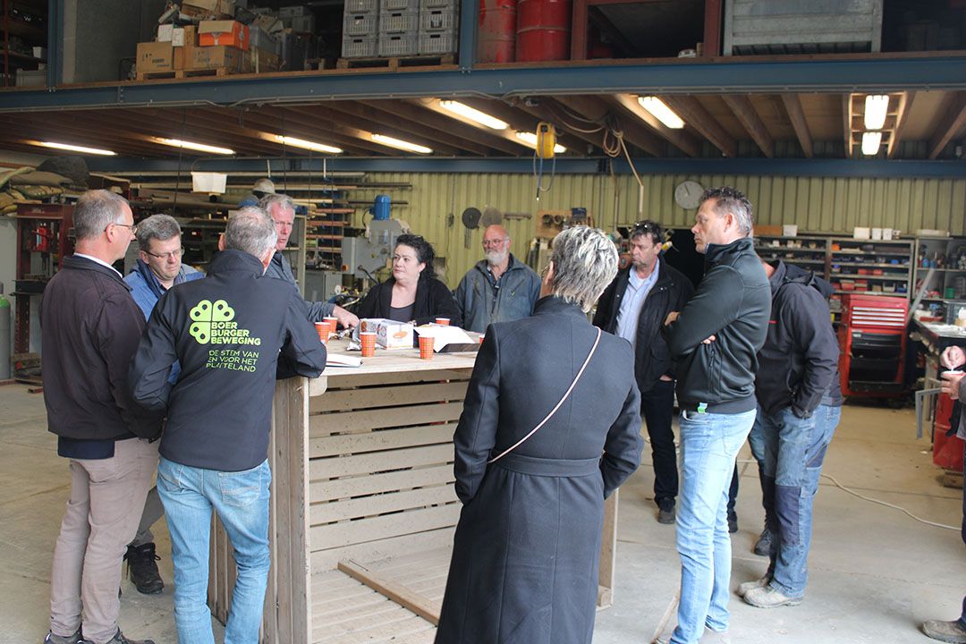 Caroline van der Plas op bezoek bij bezorgde vollegrondsgroentetelers in april 2022. - foto: Ton van der Scheer