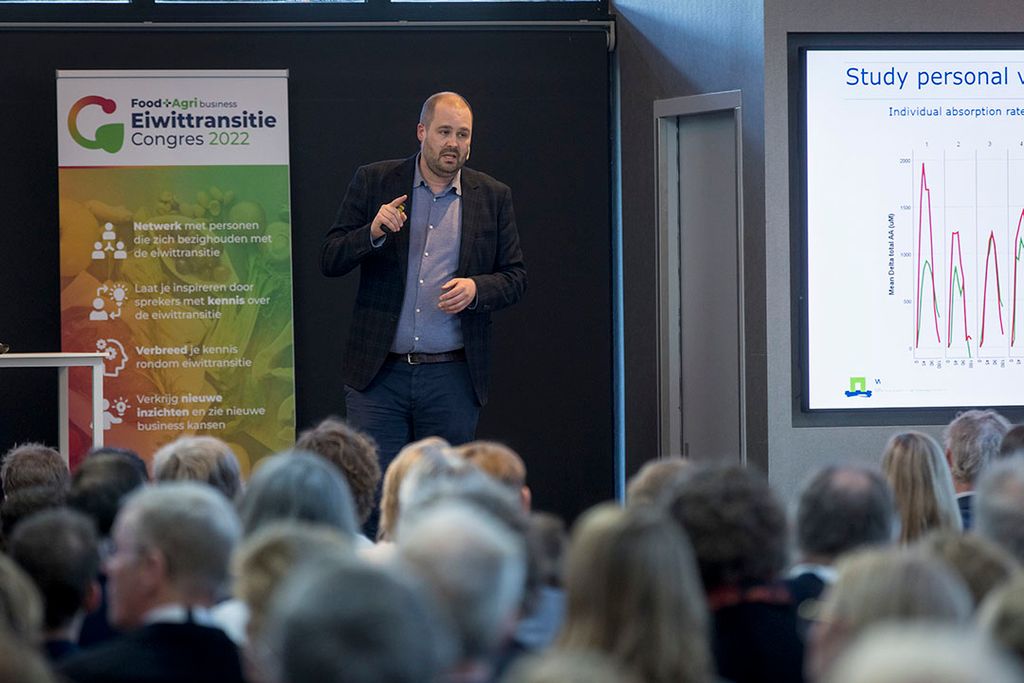 Diederik Esser van Wageingen University & Research vertelt op het Eiwittransitie Congres over onderzoek naar de opneembaarheid van eiwitten. - Foto: Koos Groenewold