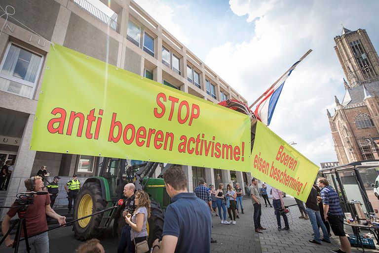 Boeren demonstreren bij de rechtbank in Arnhem tegen dierenactivisten. Foto: Koos Groenewold
