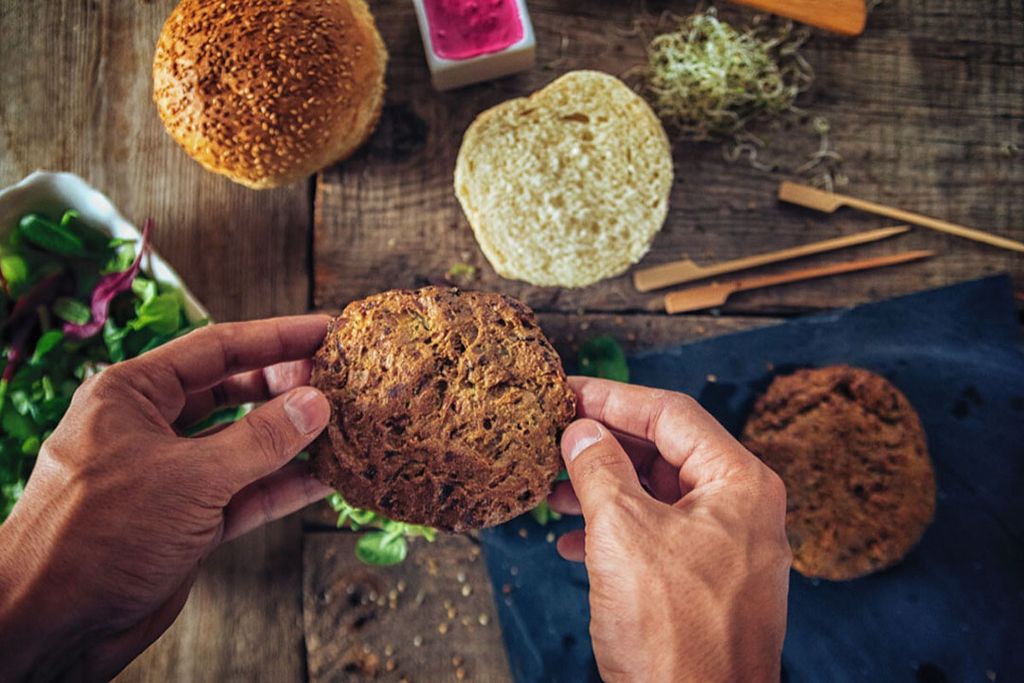 Omdat flexitariërs nog altijd wel vlees eten, zijn hun verwachtingen over de smaak van plantaardig gebaseerd op die ervaringen. - Foto: Canva/Natasha/Photo