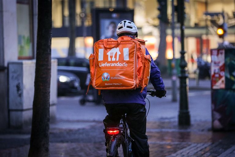 Een bezorger van Lieferando op weg om maaltijden te bezorgen. - Foto: ANP