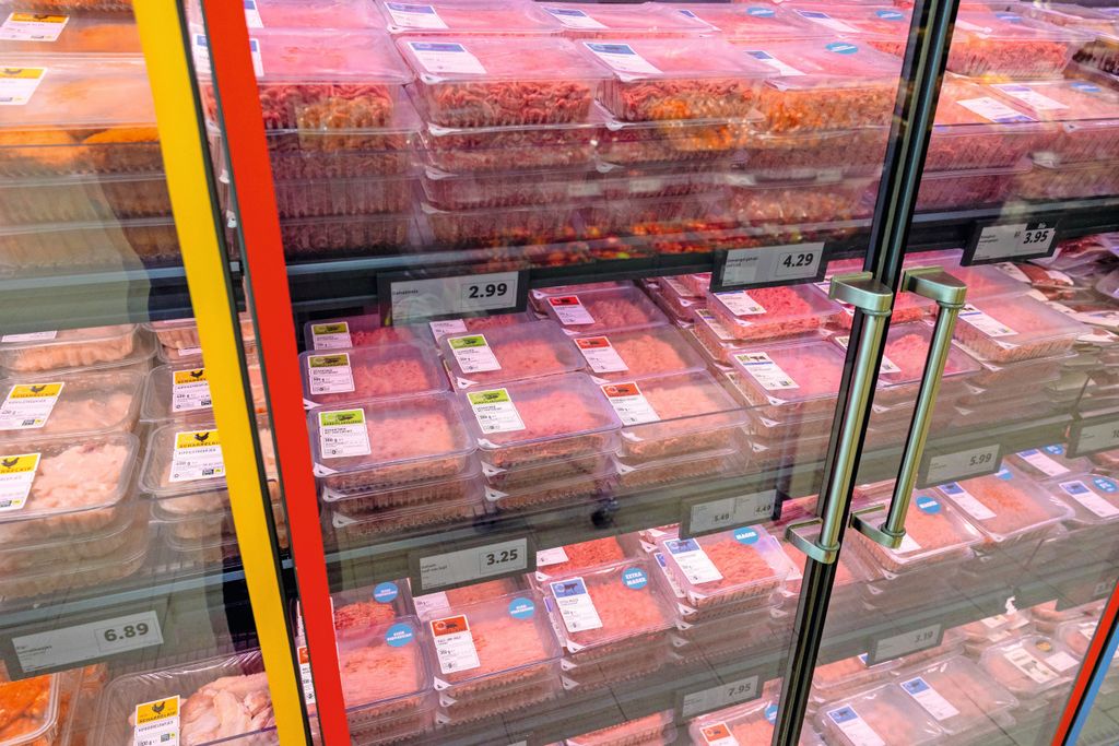 Verschillende soorten gehakt in een winkelschap. Vegetarisch gehakt mag geen gehakt heten, maar hoe het precies zit met hybride gehakt met vlees en bijvoorbeeld erwteneiwit is niet duidelijk. Foto: Herbert Wiggerman