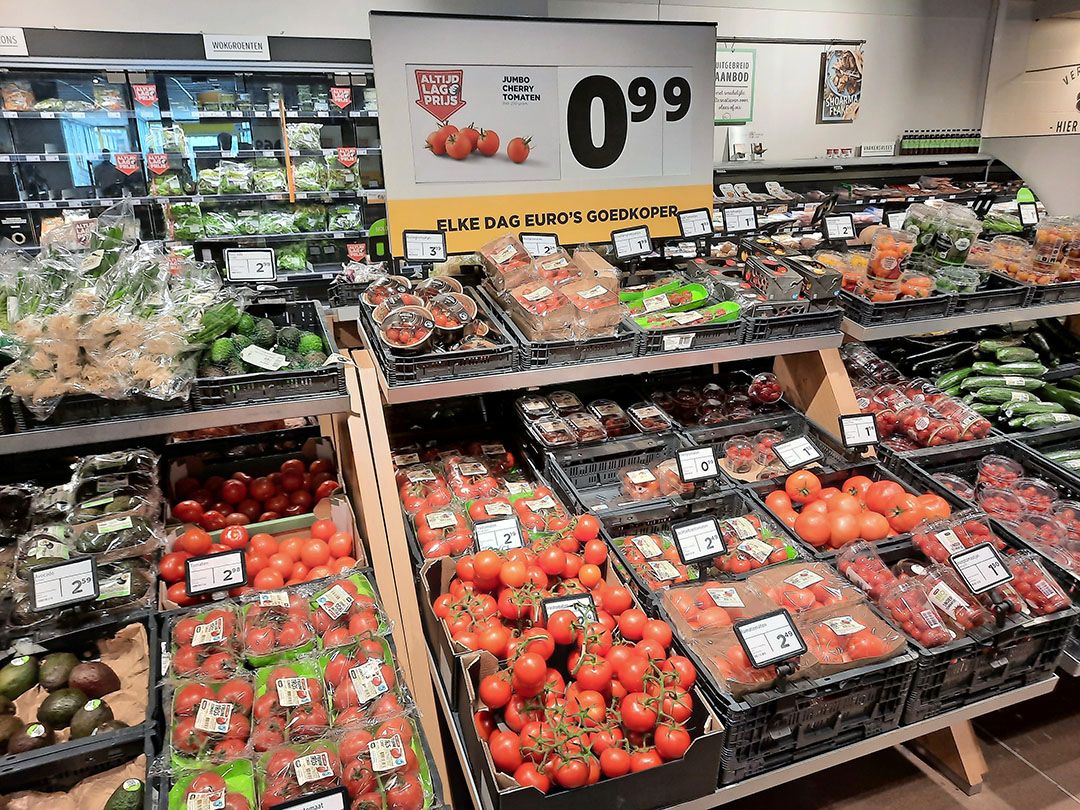 De AGF-afdeling van Jumbo. Aan de omzetkant gaat het dit jaar goed met de tomatenmarkt. - Foto: Harry Stijger