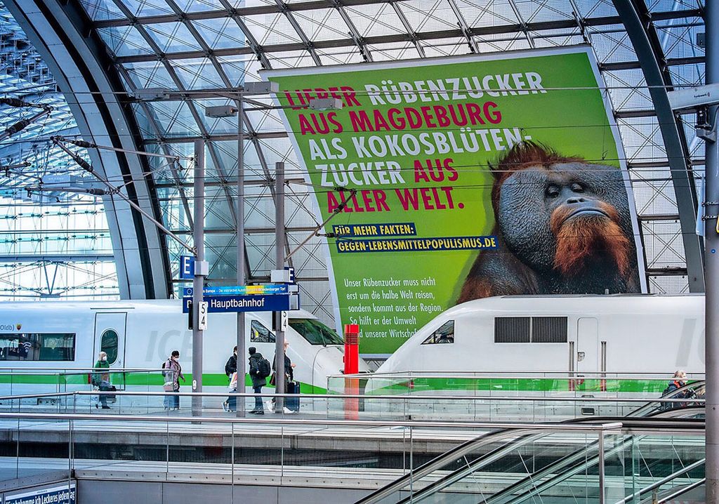 Een poster van de WVZ op het treinstation van Berlijn, die het gebruik van bietsuiker promoot. Foto: WVZ