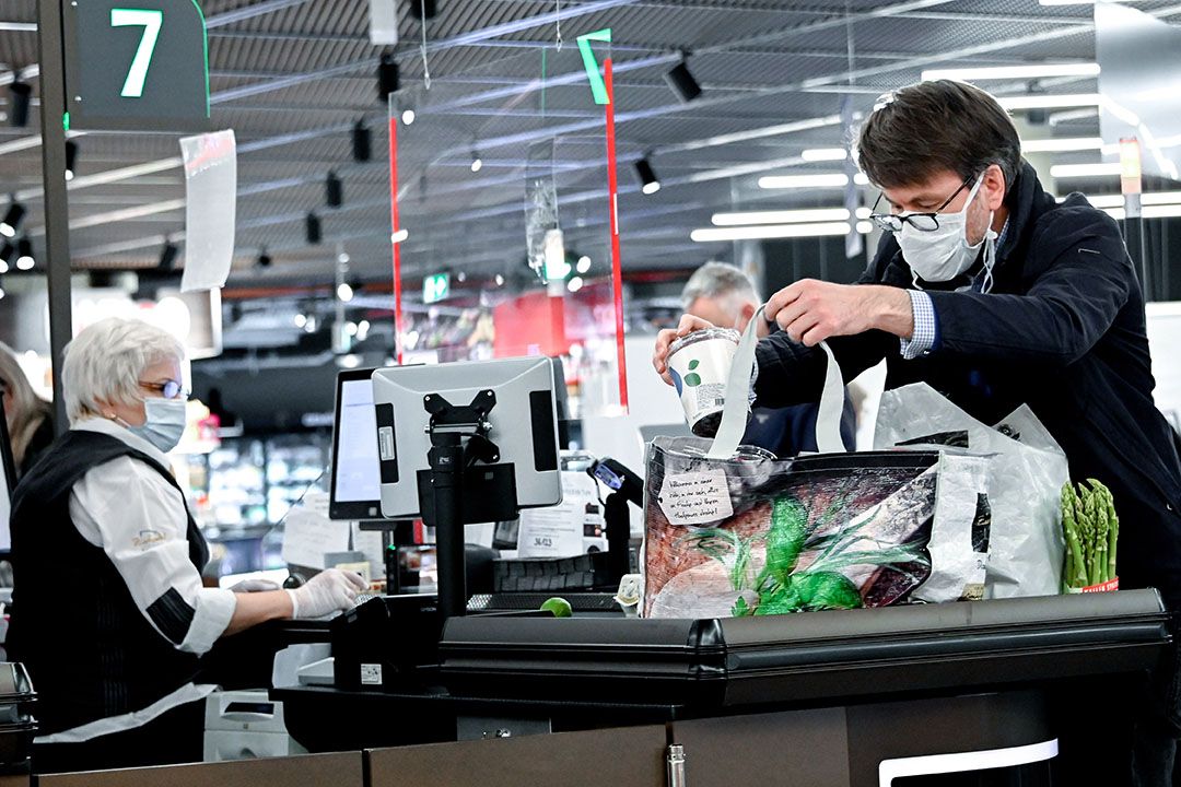 Klant van Duitse keten Edeka. Foto: EPA/SASCHA STEINBACH