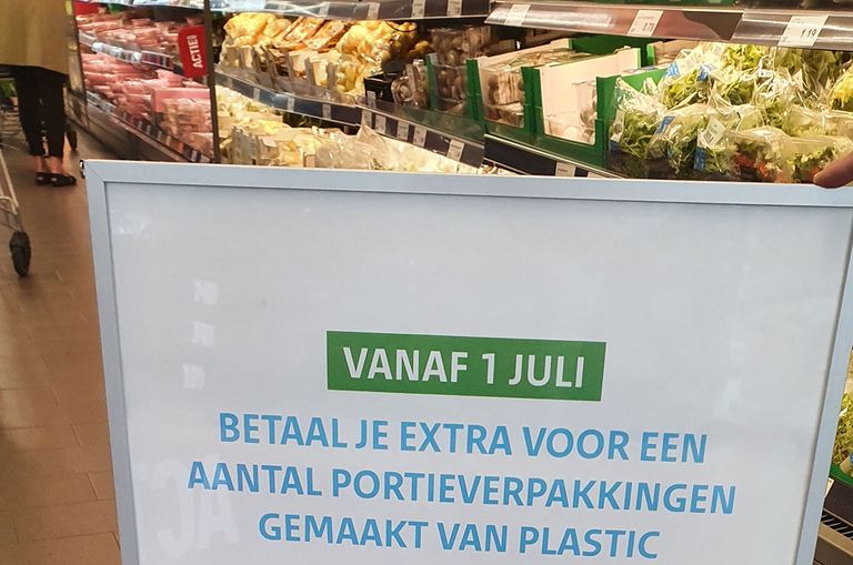 Bord met informatie over plastic-heffing in een winkel van supermarktketen Aldi. - Foto: Groenten&Fruit
