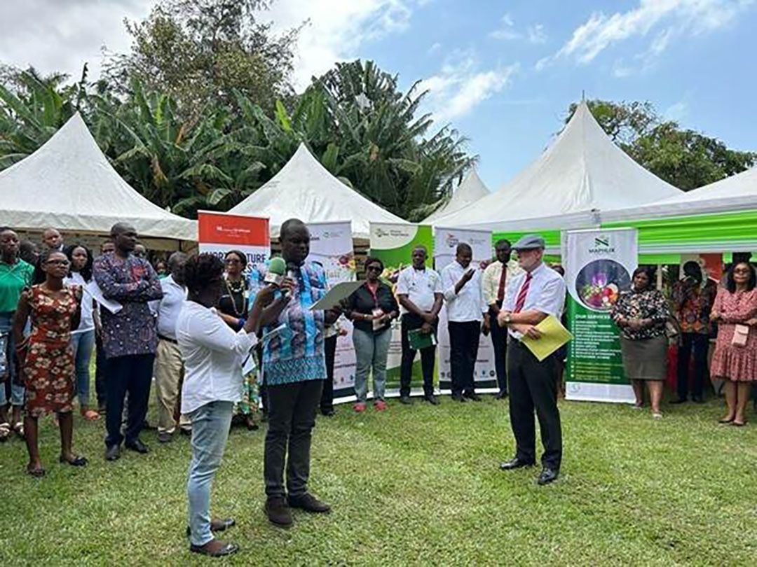 Ambassadeur Jeroen Verheul bij de opening van de groentebeurs in Accra. - Foto: RVO