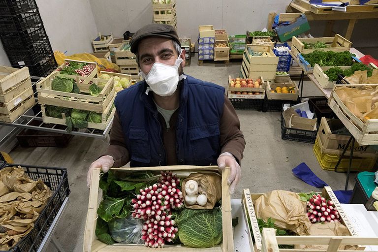 De Franse groente- en fruitgteler David Fernandes uit Sayat verkoopt zijn waren rechtstreeks aan de consument. Bij de eerste overheidsmaatregelen noteerde hij een hogere omzet. - Foto: ANP/Thierry Zoccolan