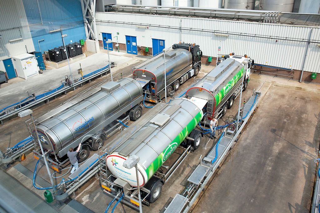 Melk wordt afgeleverd bij een melkpoederfabriek. Werkgevers en vakbonden zijn het nog niet eens over de cao Zuivel. Foto: Herbert Wiggerman