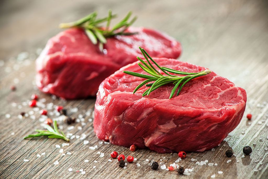 Rabobank verwacht dat consumenten vaker kiezen voor gehakt en fastfood en minder voor de duurdere rundvleesproducten zoals biefstuk. - Foto: Canva