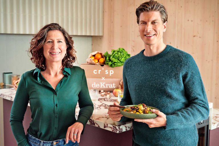 Tessa Venker (directeur De Krat) en Eric Klaassen (mede-oprichter Crisp). De online supermarkt neemt de maaltijdboxleverancier over. - Foto: Crisp
