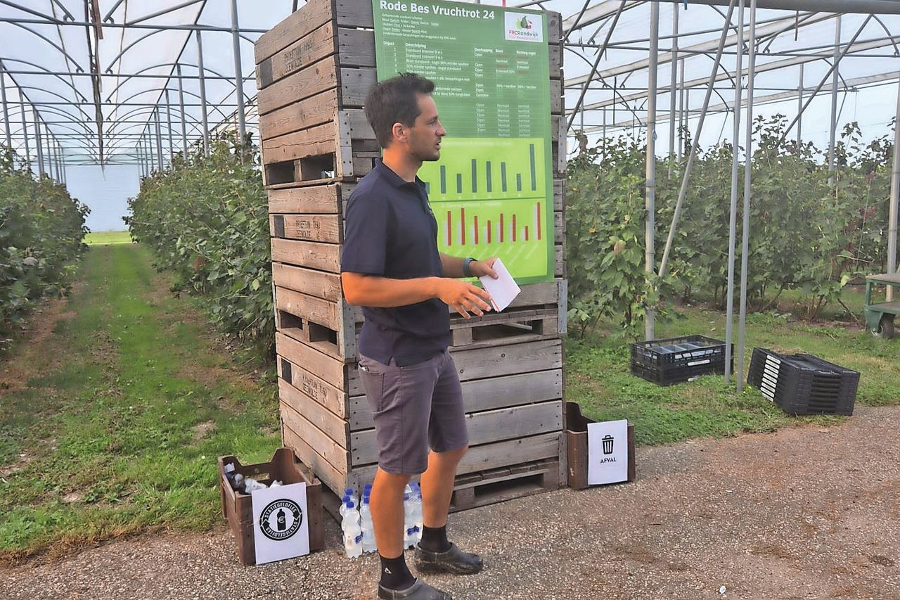 Johan Sonneveld (Fruit Consult) ziet nog niet alle heil van groene middelen komen. Foto: Wouter van Teeffelen