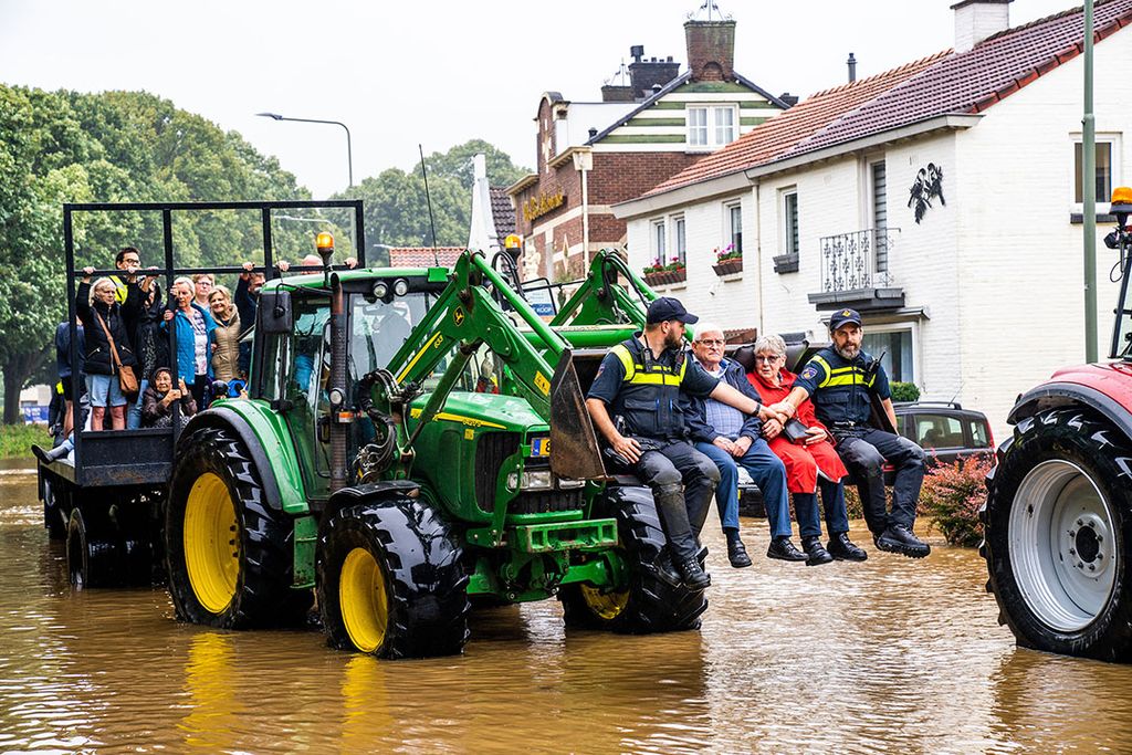 Tijdens de wateoverlast hielpen Limburgse boeren de burgers, nu springt Kverneland hen bij het weer zaaiklaar maken van de percelen. - Foto: Bert Jansen