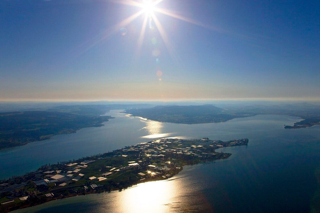 Duitse kassen liggen vaak solitair. Het eiland Reichenau in Zuid-Duitsland is daarop een uitzondering. Foto: Groenten & Fruit