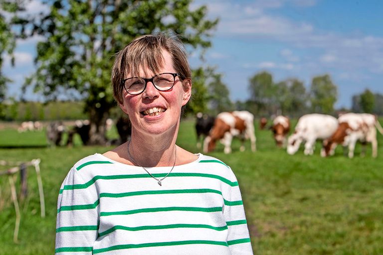 Joke Kottelenberg: “We beginnen gewoon stapsgewijs en blijven voorlopig nog wel koeien melken. In het najaar willen we beginnen met de aanplant van hazelaars.” - Foto: Ronald Hisisnk