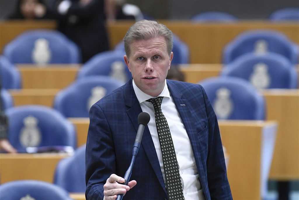 VVD‘er Arne Weverling oppert tijdens een debat om zelf met een wetsvoorstel voor een houdverbod te komen. - Foto: ANP/Peter Hilz