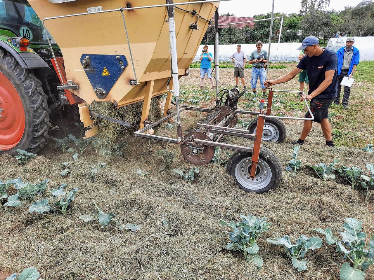 Jonathan Gruel ontwikkelde met een mechanisatiebedrijf op basis van een strobalenbreker een machine om de mulch goed te verdelen. – Foto’s: Biolandhof Gruel