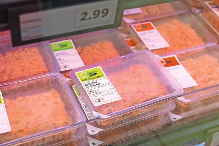 Gehaktmix van Lidl bestaat voor 40% uit plantaardige ingrediënten en is een voorbeeld van ‘hard hybride’. Foto: Herbert Wiggerman