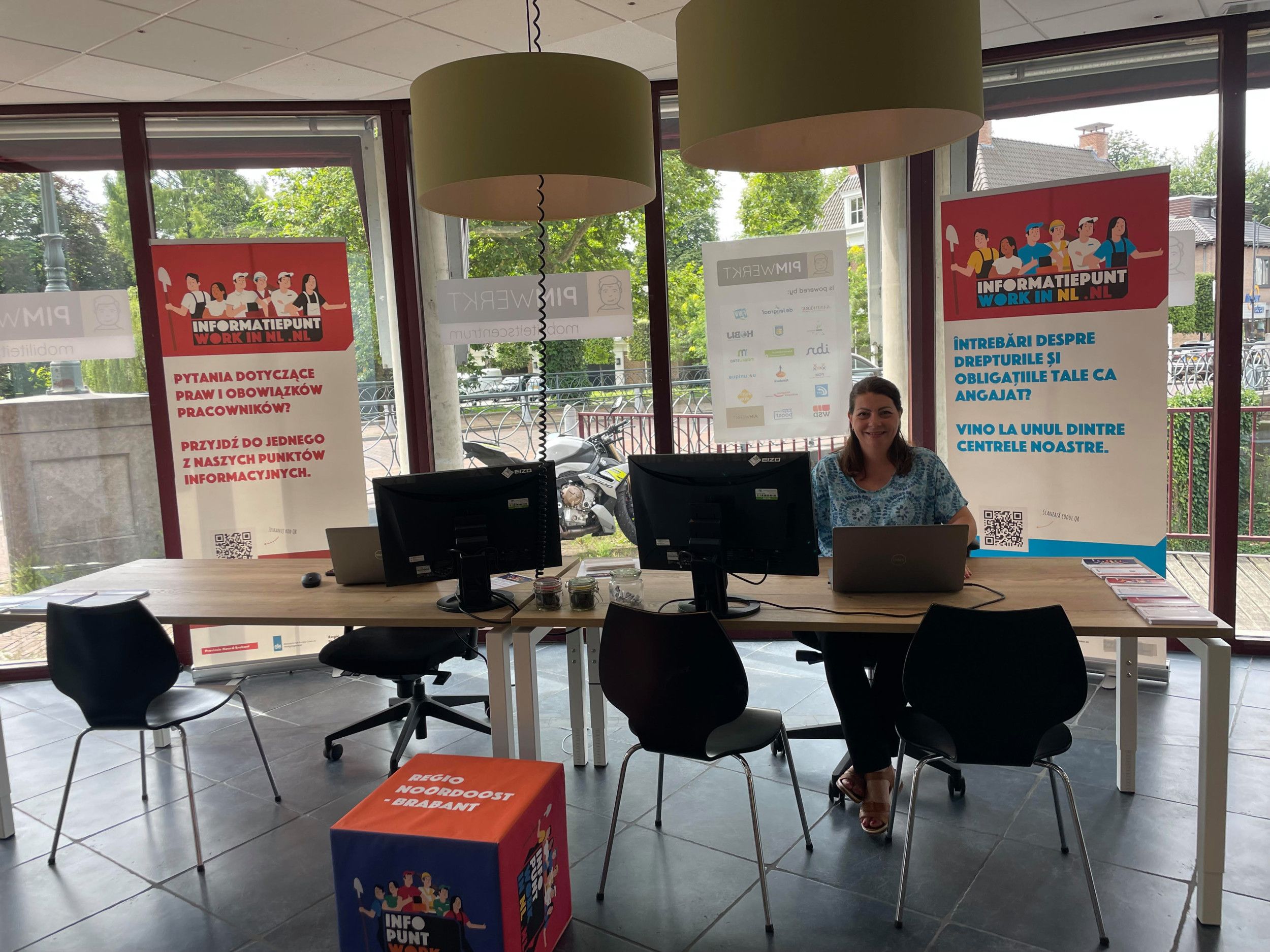 Bij de Roemeense consulente Cristina Iliescu en haar Poolse collega kunnen arbeidsmigranten in hun moederstaal met vragen terecht. Foto: Gemeente Meijerstad