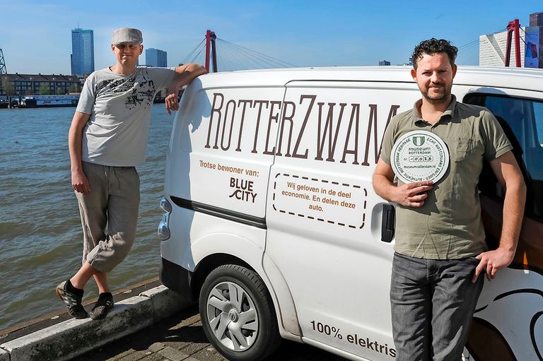 Siemen Cox (links) en Mark Slegers helpen lokale ondernemers om met de kweek van oesterzwammen op koffiedik te starten. - Foto's: Rob Hilz