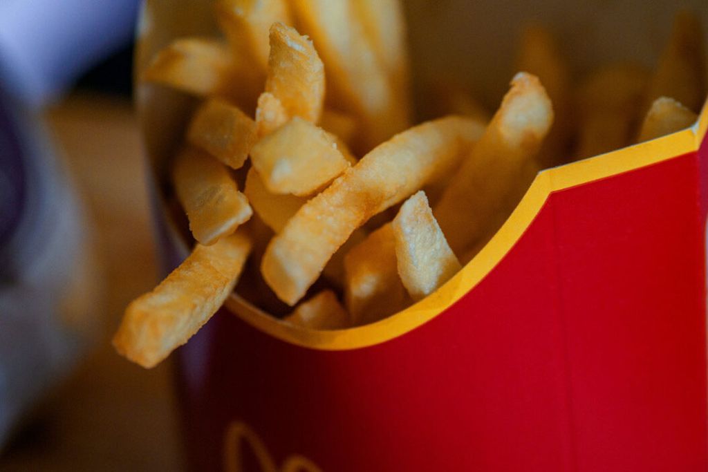 Een minimumleeftijd op fastfood is een van de suggesties die de denktank van het CDA doet. - Foto: Canva/Brett Jordan (Pexels)