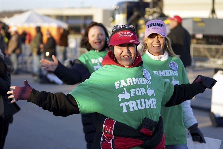 Boeren die Donald Trump steunen op weg naar een verkiezingscampagne in de staat Nebraska dinsdag 27 oktober. - Foto: AP Photo/Nati Harnik