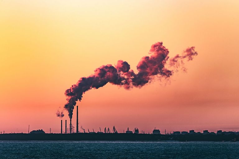 Het Europees Parlement heeft ingestemd met een reeks wetten waarmee de CO2-uitstoot in de Europese Unie sterk moet afnemen. Foto: Canva