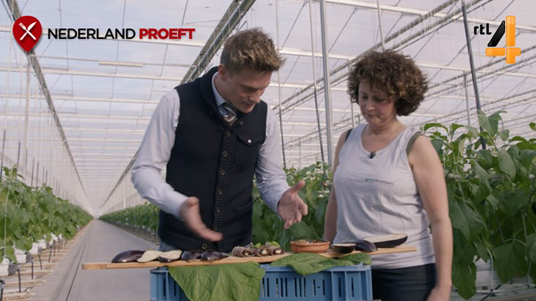 Aubergineteler Anita Bos laat Winston Pos de veelzijdigheid van aubergine zien en proeven bij RTL 4.