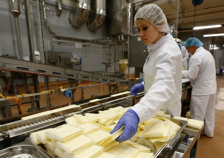 Kaasproductie bij Valio. Het Finse zuivelconcern haalde in 2021 een omzet van € 1,92 miljard. - Foto: Reuters