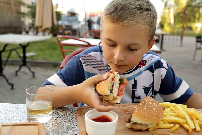 De voedselcategorieën waarvoor het vaakst reclame voor werd gemaakt waren onder meer fastfood. - Foto: Canva/Radist