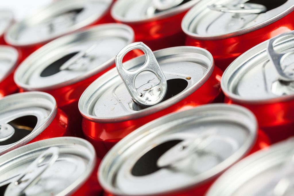 Volgens de nieuwe regels moet minimaal 90% van de blikjes straks gescheiden worden ingezameld om te worden gerecycled. - Foto: ANP