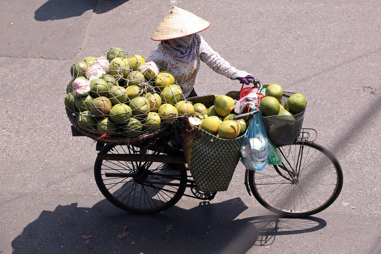 Fruitverkoopster in Vietnam. Nederland kijkt of de teelt er niet op een hoger plan is te krijgen.