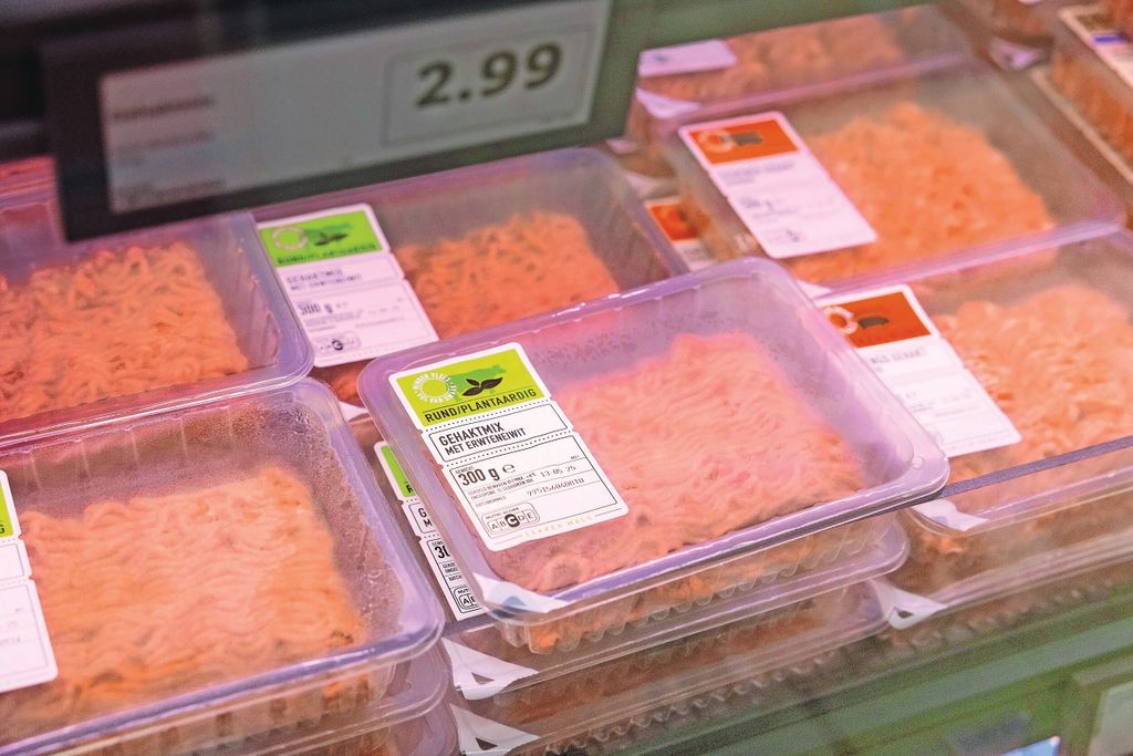 Gehaktmix van Lidl bestaat voor 40% uit plantaardige ingrediënten en is een voorbeeld van ‘hard hybride’. Foto: Herbert Wiggerman