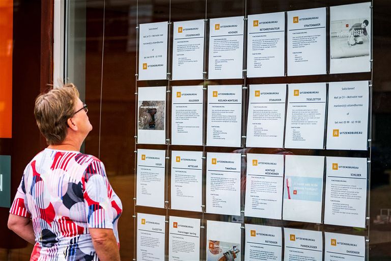 Een vrouw bekijkt vacatures bij een uitzendbureau. Een van de speerpunten van de Sectortafels Zwolle is het enthousiasmeren van werklozen. - Foto: ANP