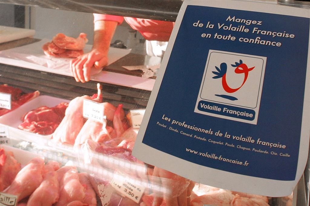 Frans product is in de winkel te herkennen aan het blauw-wit-rode logo met 'Volaille Française'. Foto: ANP