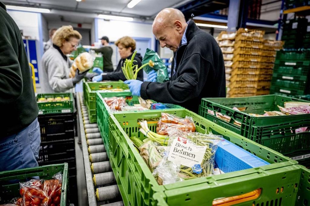 Koken met ingrediënten die je niet zelf kiest maar van de Voedselbank krijgt, vraagt creativiteit. Grotere hoeveelheden kunnen een probleem zijn voor mensen die alleen wonen. - Foto: ANP